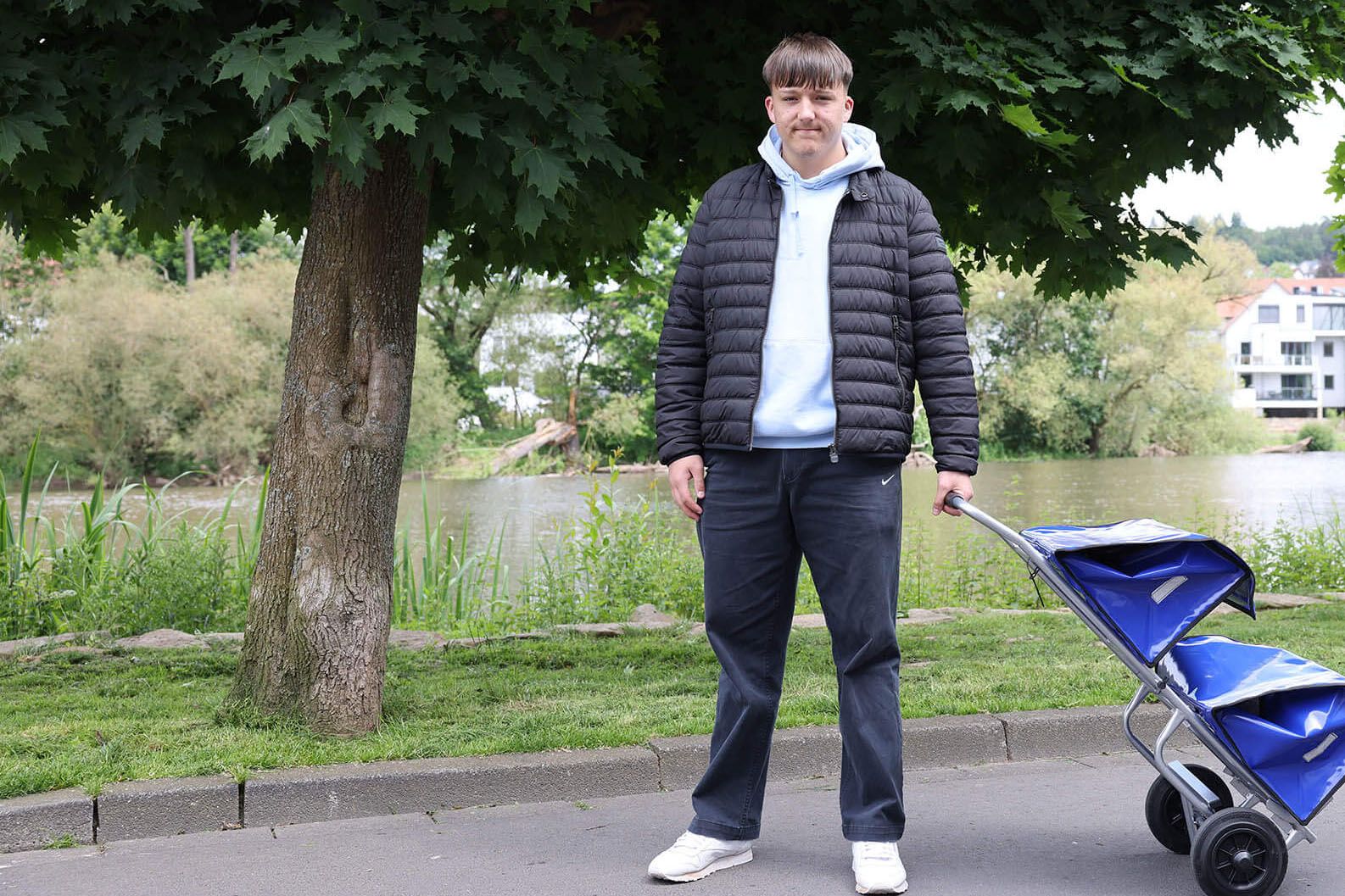 Zeitungszusteller bei der Arbeit