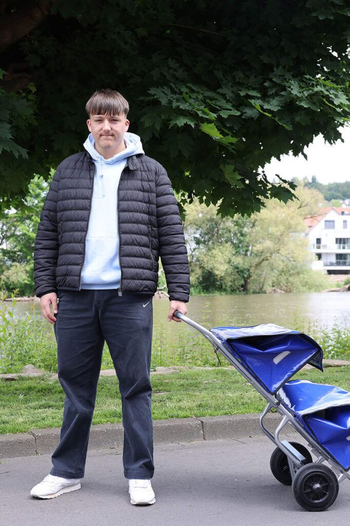 Zeitungszusteller bei der Arbeit