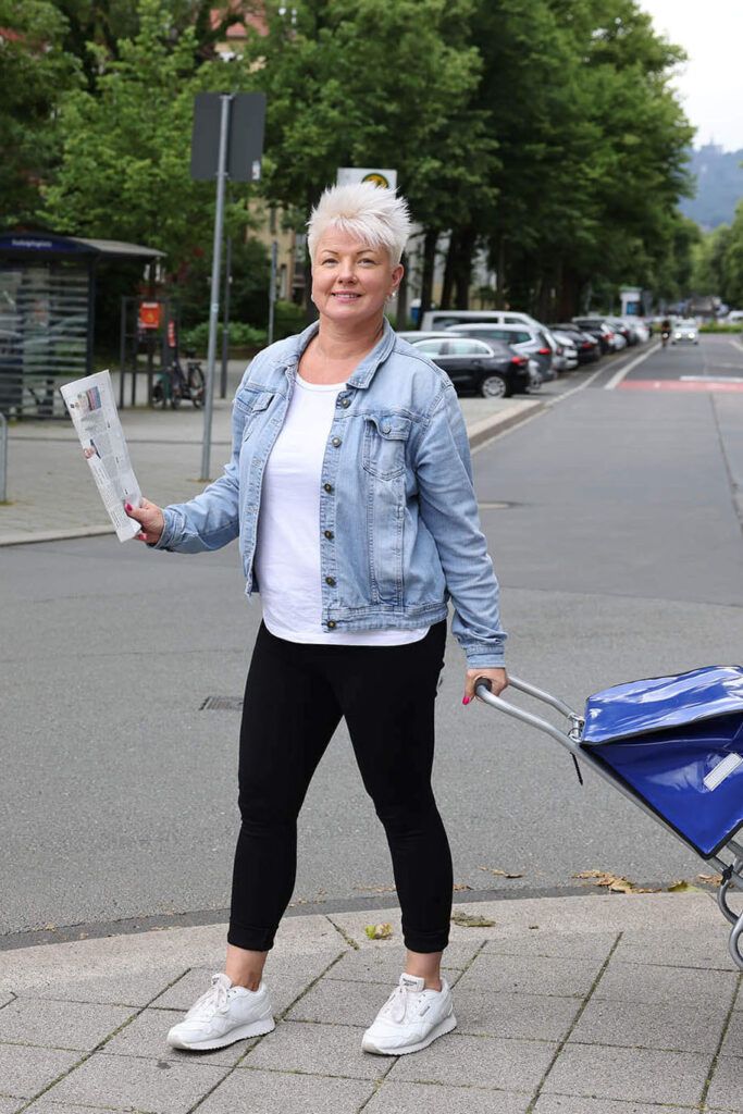 Zeitungszustellerin bei der Arbeit