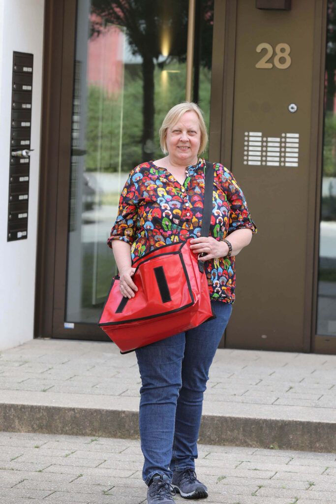 Zeitungszustellerin bei der Arbeit